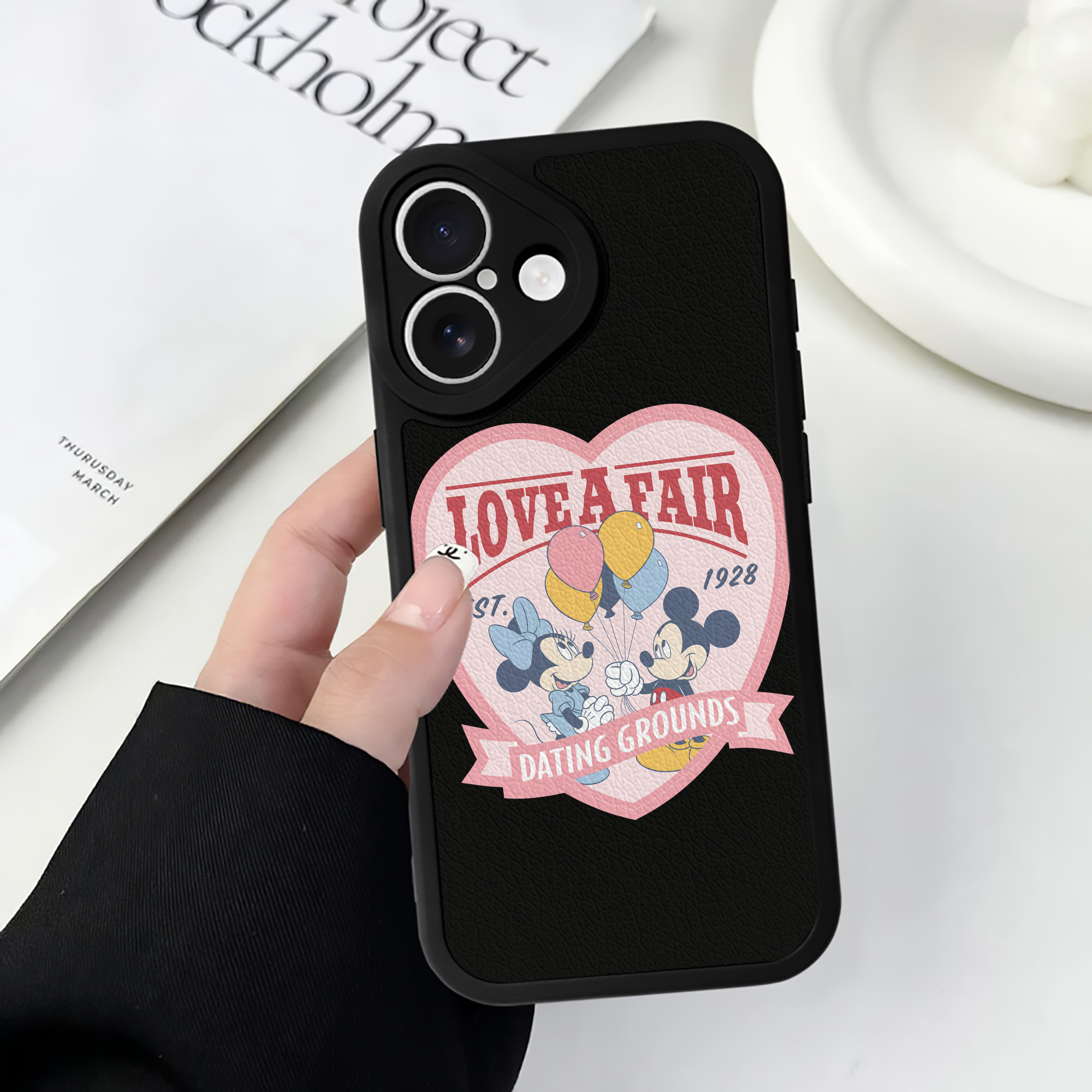 （画像用） ミッキーマウス Mickey Mouse 【iPhone 16シリーズ対応】シリコンスマホケース（レザー調） 材質：シリコン